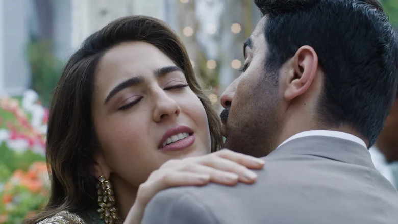 Pati Patni Aur Woh Do - Wamiqa Gabbi and Sara Ali Khan Struggle With Thin Material